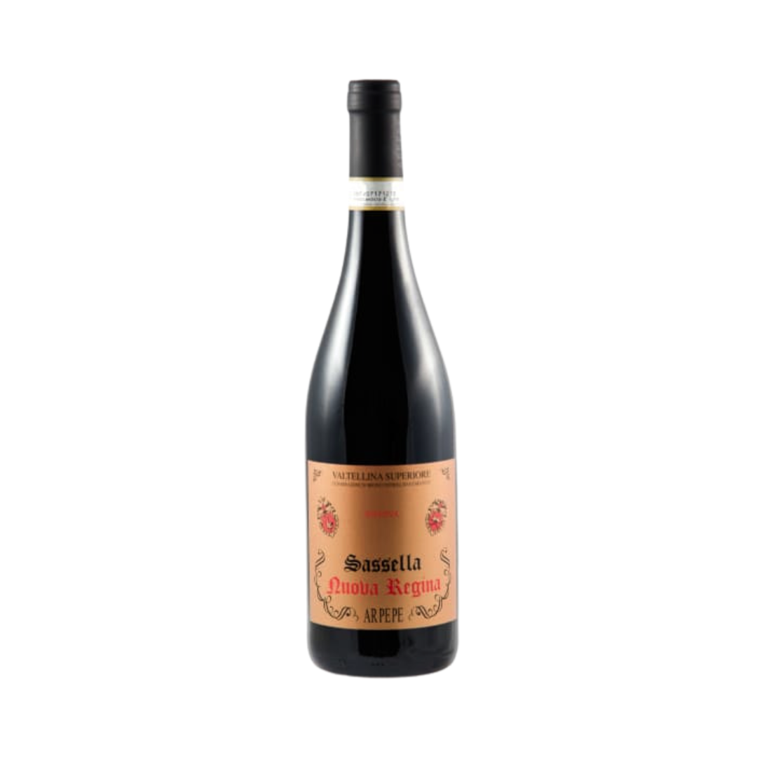 Sassella Nuova Regina 2018 – vinho tinto DOCG da Valtellina feito com Chiavennasca (Nebbiolo), garrafa com rótulo clássico italiano.
