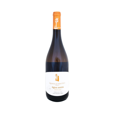 Bottle of Água Serra 2022, organic Arinto white wine from Quinta de Sant’Ana, with golden yellow hue and elegant label design.