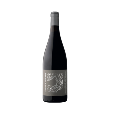 Bottle of Susana Esteban A Centenária Tinto 2023 on a stone surface with mountain herbs and wild cherries, representing the freshness and finesse of this old-vine red from Serra de São Mamede.