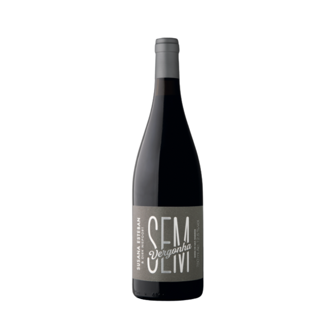Bottle of Susana Esteban & Dirk Niepoort Sem Vergonha Tinto 2023 on a rustic wood table with fresh cherries and vineyard background, evoking the elegance and freshness of this pure Castelão from Alentejo.