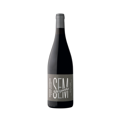 Bottle of Susana Esteban & Dirk Niepoort Sem Vergonha Tinto 2023 on a rustic wood table with fresh cherries and vineyard background, evoking the elegance and freshness of this pure Castelão from Alentejo.