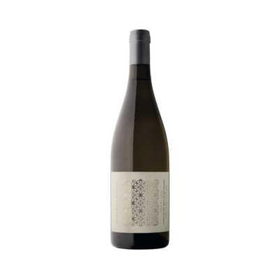 Bottle of Susana Esteban Tira o Véu Branco 2022 beside an amphora and citrus fruits, evoking the ancient talha method and unique flor veil character of this Alentejo white wine.